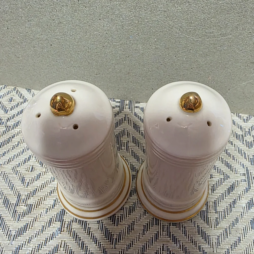 Vtg Thomas Kinkade/ Avon Salt Pepper Shakers #85
